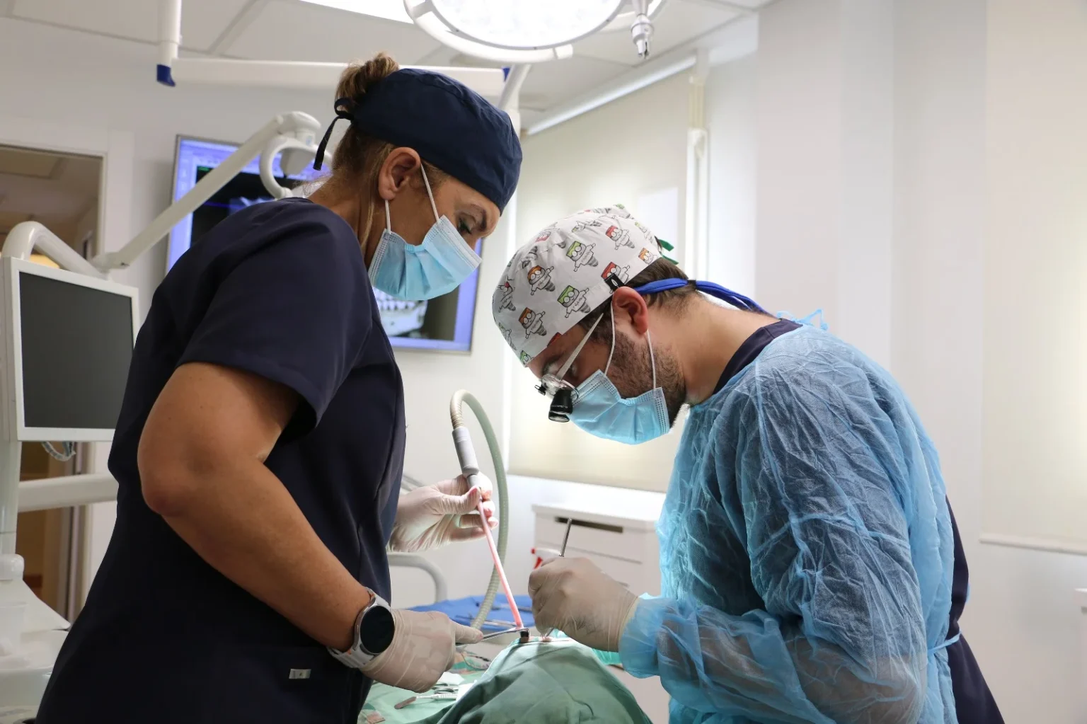 Doctor Pablo y Alicia, higienista, en la Clínica Dental Segura de Lago en Xàtiva